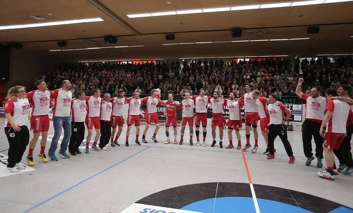 Ferndorfer feiern nach dem Spiel den Aufstieg in die 2. Liga EP_cst