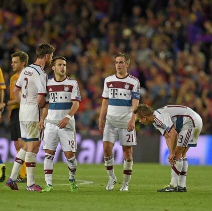 06.05.2015, Fussball Champions League 2014 2015, Halbfinale Hinspiel, FC Barcelona Barca - FC Bayern München, im Stadion Camp Nou in Barcelona (Spanien). Frustrierte Bayern nach dem Spiel. v.li: Xabi Alonso (Bayern München), Juan Bernat (Bayern), Philipp Lahm (München). 