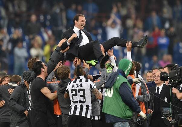 FUSSBALL INTERNATIONAL SERIE A SAISON 2014 2015 34. Spieltag Sampdoria Genua - Juventus Turin 02.05.2015 Juventus Turin gewinnt vorzeitig die italienische Meisterschaft, das Team laesst Trainer Massimiliano Allegri hochleben 