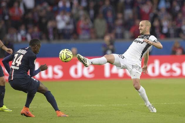 Aktuell Fußball, Frankreich, Ligue 1, Paris St Germain - EA Guingamp Blaise Matuidi (PSG) vs MATHIS Lionel (Guingamp) FOOTBALL : PSG vs Guingamp - Ligue 1 - 08 05 2015 JBAutissier Panoramic 
