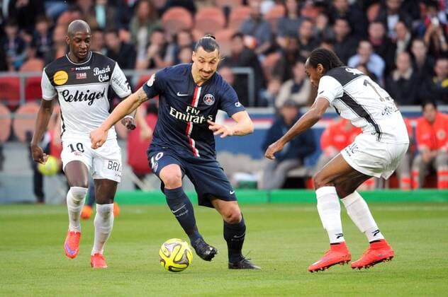 Aktuell Fußball, Frankreich, Ligue 1, Paris St Germain - EA Guingamp ZLATAN IBRAHIMOVIC (psg) - Younousse SANKHARE (gui) FOOTBALL : Paris SG vs Guingamp - Ligue 1 - 08 05 2015 FEP Panoramic 