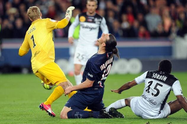 ZLATAN IBRAHIMOVIC (psg) - FAUTE - PENALTY REFUSE FOOTBALL : Paris SG vs Guingamp - Ligue 1 - 08 05 2015 FEP Panoramic 