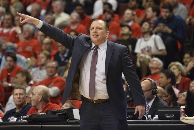 Chicago Bulls head coach Tom Thibodeau yells during the fourth quarter of game 3 the Eastern Conference Semifinals of the NBA Basketball Herren USA Playoffs against the Cleveland Cavaliers at the United Center on May 8, 2015 in Chicago. The Bulls defeated the Cavaliers 99-96 and lead the best of seven series 2-1.  CHI2015050821 BRIANxKERSEY