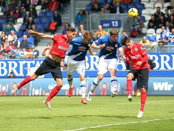 09.05.2015, xsvx, Fussball 3.Liga, SV Wehen Wiesbaden - Arminia Bielefeld, v.l. Soufian Benyamina (SV Wehen Wiesbaden) Sebastian Schuppan (Arminia Bielefeld) Fabian Klos (Arminia Bielefeld) Thomas Geyer (SV Wehen Wiesbaden) Kopfballduell Kopfball Zweikampf