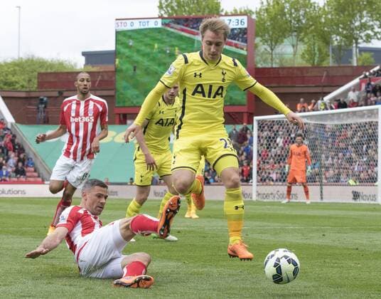 09.05.2015. Stoke, England. Barclays Premier League. Stoke versus Tottenham Hotspur. Stoke City striker Jonathan Walters tackles Tottenham Hotspur midfielder Christian Eriksen. xRolandxHarrisonx  ActionPlus11619248
