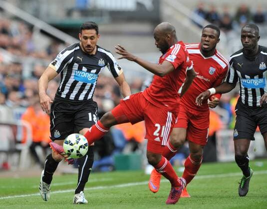 09.05.2015. Newcastle, England. Barclays Premier League. Newcastle versus West Bromwich Albion. Youssuf Mulumbu of West Bromwich Albion controls the ball xPeterxHaygarthx  ActionPlus11619265