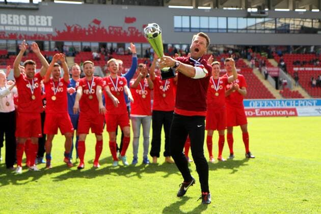 Fußball, Trainerhistorie, Kickers Offenbach 09.05.2015 Offenbach, Sparda-Bank Hessen Stadion Saison 2014 2015, Regionalliga Südwest, OFC, Offenbacher Kickers gegen Eintracht Trier Aktion,Jubel Meister der Regionalliga Südwest Offenbacher Kickers (OFC) Trainer Rico Schmidt (OFC) mit dem Pokal