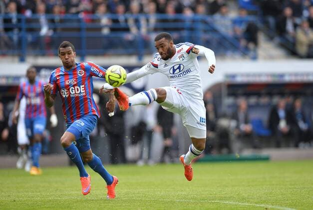 Alexandre Lacazette (ol) - Emmanuel Imoriou (cae) FOOTBALL : Caen vs Lyon - Ligue 1 - 09 05 2015 AnthonyBIBARD FEP Panoramic 