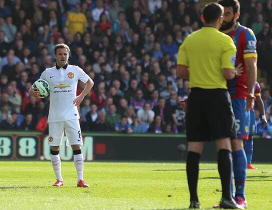 09.05.2015. London, England. Barclays Premier League. Crystal Palace versus Manchester United ManU Juan Mata waits to take the penalty as the ref speaks to Jedinak xJasonxHearnx  ActionPlus11619365