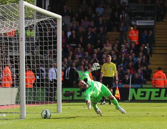 09.05.2015. London, England. Barclays Premier League. Crystal Palace versus Manchester United ManU Julian Speroni unable to save Juan Mata penalty xJasonxHearnx  ActionPlus11619367