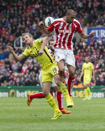 09.05.2015. Stoke, England. Barclays Premier League. Stoke versus Tottenham Hotspur. Stoke City midfielder Steven Nzonzi gets the better of Tottenham Hotspur striker Harry Kane in the air. xRolandxHarrisonx  ActionPlus11619373