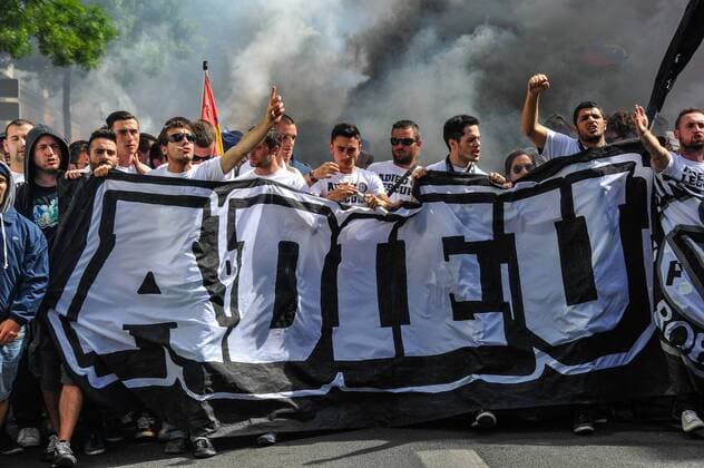 Aktuell Fußball, Frankreich, Girondins Bordeaux Fans zum letzten Spiel im Stadion Parc Lescure Les supporters des Girondins dans rues de Bordeaux pour le dernier match au Parc Lescure FOOTBALL : Bordeaux vs Nantes - 36eme journee de L1 - Ligue1 - 09 05 2015 ThierryBreton Panoramic 