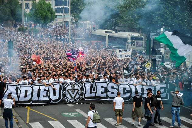 Aktuell Fußball, Frankreich, Girondins Bordeaux Fans zum letzten Spiel im Stadion Parc Lescure Les supporters des Girondins dans rues de Bordeaux pour le dernier match au Parc Lescure FOOTBALL : Bordeaux vs Nantes - 36eme journee de L1 - Ligue1 - 09 05 2015 ThierryBreton Panoramic 