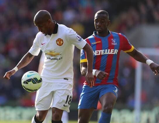 09.05.2015. London, England. Barclays Premier League. Crystal Palace versus Manchester United ManU Ashley Young protects the ba;; from Zaha xJasonxHearnx  ActionPlus11619399
