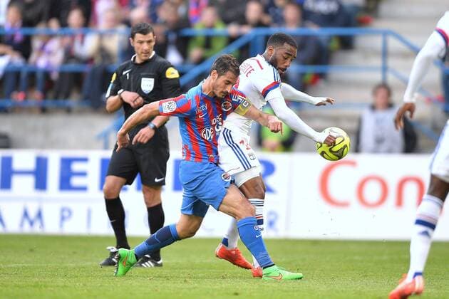 Nicolas Seube (cae) - Alexandre Lacazette (ol) FOOTBALL : Caen vs Lyon - Ligue 1 - 09 05 2015 AnthonyBIBARD FEP Panoramic 