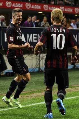 Aktuell Fußball, Italien, AC Mailand - AS Rom Jubel gol di Marco Van Ginkel con Keisuke Honda Milan 1-0. Celebration goal Serie A AC Milan - AS Rom giuseppexceleste