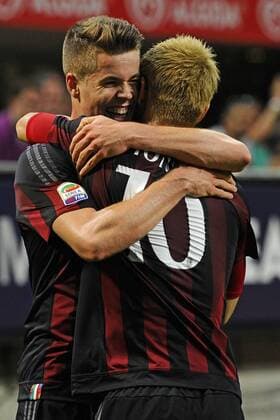 Aktuell Fußball, Italien, AC Mailand - AS Rom Jubel gol di Marco Van Ginkel con Keisuke Honda Milan 1-0. Celebration goal Serie A AC Milan - AS Rom giuseppexceleste