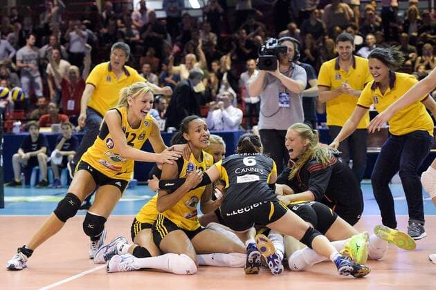 Aktuell Volleyball, Frankreich, Damen, RC Cannes ist französischer Meister 2014 2015 joie des joueuses du RC Cannes en fin de match Victoria Ravva (RC Cannes) VOLLEYBALL : RC Cannes vs Le Cannet - Finale Ligue A feminine - 09 05 2015 JBAutissier Panoramic 