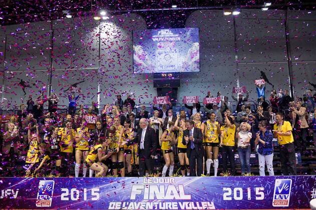 Aktuell Volleyball, Frankreich, Damen, RC Cannes ist französischer Meister 2014 2015 joie des joueuses du RC Cannes sur le podium Victoria Ravva (RC Cannes) trophee VOLLEYBALL : RC Cannes vs Le Cannet - Finale Ligue A feminine - 09 05 2015 JBAutissier Panoramic 