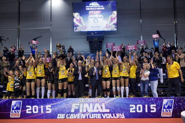 Aktuell Volleyball, Frankreich, Damen, RC Cannes ist französischer Meister 2014 2015 joie des joueuses du RC Cannes sur le podium Victoria Ravva (RC Cannes) trophee VOLLEYBALL : RC Cannes vs Le Cannet - Finale Ligue A feminine - 09 05 2015 JBAutissier Panoramic 