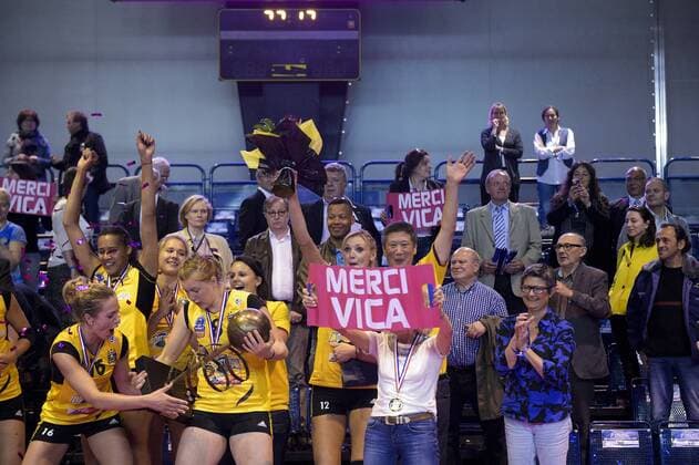 Aktuell Volleyball, Frankreich, Damen, RC Cannes ist französischer Meister 2014 2015 joie des joueuses du RC Cannes sur le podium Victoria Ravva (RC Cannes) trophee Yan Fang - entraineur (RC Cannes) VOLLEYBALL : RC Cannes vs Le Cannet - Finale Ligue A feminine - 09 05 2015 JBAutissier Panoramic 