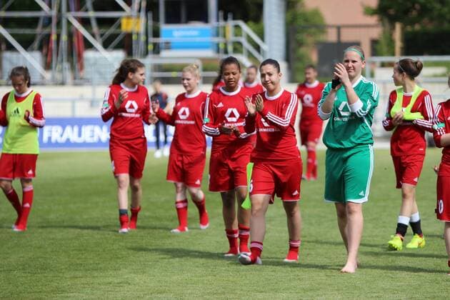 09.05.2015 xcex Deutschland, Frankfurt, Fussball, Frauenfussball, B-Juniorinnen-Bundesliga Süd 1. FFC Frankfurt U17 U 17 gegen FFC Wacker München U17 Die U17-Juniorinnen des 1. FFC Frankfurt feiern die Meisterschaft der B-Juniorinnen-Bundesliga Süd Frankfurts Spielerinnen bedanken sich nach dem Spiel bei den Fans