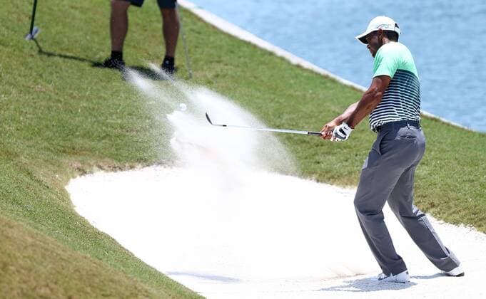 Aktuell Golf - The Players Championship in Ponte Vedra Beach May 9, 2015 - Ponte Vedra Beach, Florida, United States - Tiger Woods hits out of a greenside bunker on the 18th hole during the third round of THE PLAYERS Championship. THE PLAYERS Championship - Round 3 - ZUMAw109