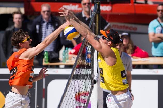10.05.2015, Muenster, Schlossplatz smart beach tour, Supercup Münster Muenster, Halbfinale Angriff Lars Flüggen Flueggen - Block Sebastian Fuchs
