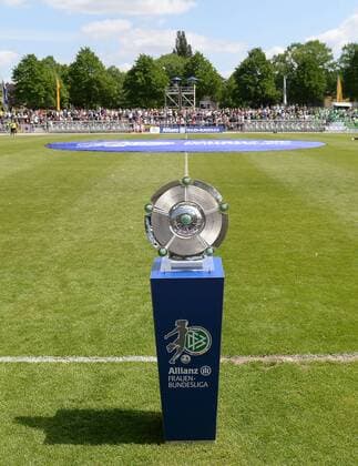 10.05.2015, xjhx, Fussball 1.Bundesliga Damen, 1.FFC Frankfurt - VfL Wolfsburg, v.l. Meisterschale