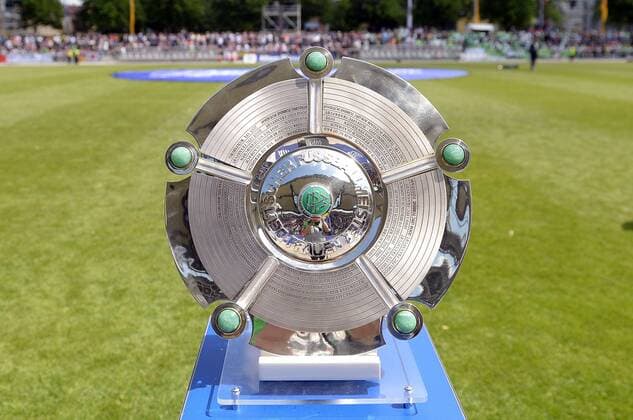 10.05.2015, xjhx, Fussball 1.Bundesliga Damen, 1.FFC Frankfurt - VfL Wolfsburg, v.l. Meisterschale