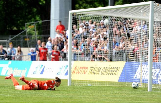 10.05.2015, xfux, Fussball 1.Bundesliga Damen, 1.FFC Frankfurt - VfL Wolfsburg, v.l. Almuth Schult (VfL Wolfsburg) Goal scored, Tor zum 1:0