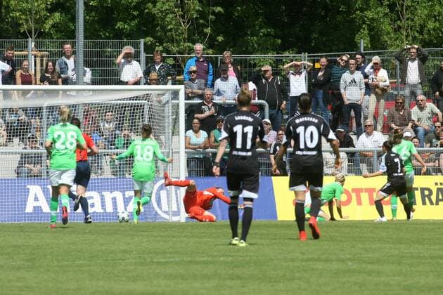 Allianz Frauen-Bundesliga, 22. Spieltag: 1. FFC Frankfurt - VfL Wolfsburg am Sonntag (10.05.2015) im Stadion am Brentanobad in Frankfurt am Main. 1:0 durch Veronica Boquete (1. FFC Frankfurt), Torfrau Almuth Schult (VfL Wolfsburg).