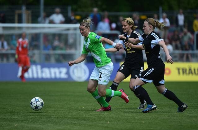 10.05.2015, xjhx, Fussball 1.Bundesliga Damen, 1.FFC Frankfurt - VfL Wolfsburg, v.l. Alexandra Popp (VfL Wolfsburg), Saskia Bartusiak (1.FFC Frankfurt), Marith Priessen (1.FFC Frankfurt)