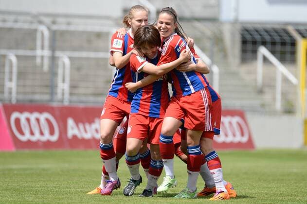 v.li.: Vivianne Miedema (FC Bayern München) Mana Iwabuchi (FC Bayern München) Melanie Leupolz (FC Bayern München) Jubel, Torjubel, Torerfolg, celebrate the goal, goal, celebration, Jubel ueber das Tor zum 1:0 durch Melanie Leupolz (FC Bayern München), optimistisch, Action, Aktion, Fussball, Allianz Frauen-Bundesliga, FC Bayern München - SGS Essen, xslx