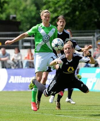 10.05.2015, xfux, Fussball 1.Bundesliga Damen, 1.FFC Frankfurt - VfL Wolfsburg, v.l. Alexandra Popp (VfL Wolfsburg), Simone Laudehr (1.FFC Frankfurt) Kopfball, Kopfballduell