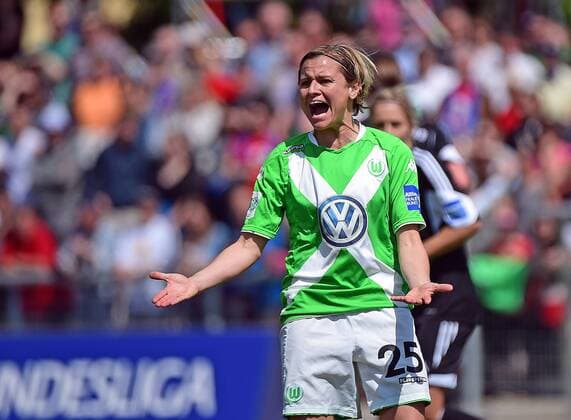 10.05.2015, xjhx, Fussball 1.Bundesliga Damen, 1.FFC Frankfurt - VfL Wolfsburg, v.l. Martina Mueller (VfL Wolfsburg) gibt Anweisungen, gestikuliert, mit den Armen gestikulieren gives instructions, gesticulate.