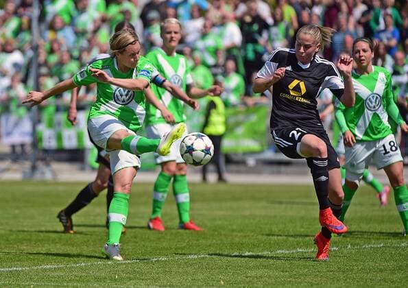 10.05.2015, xjhx, Fussball 1.Bundesliga Damen, 1.FFC Frankfurt - VfL Wolfsburg, v.l. Martina Mueller (VfL Wolfsburg), Ana-Maria Crnogorcevic (1.FFC Frankfurt)