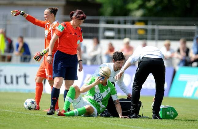 10.05.2015, xfux, Fussball 1.Bundesliga Damen, 1.FFC Frankfurt - VfL Wolfsburg, v.l. Nilla Fischer (VfL Wolfsburg) verletzt am Boden