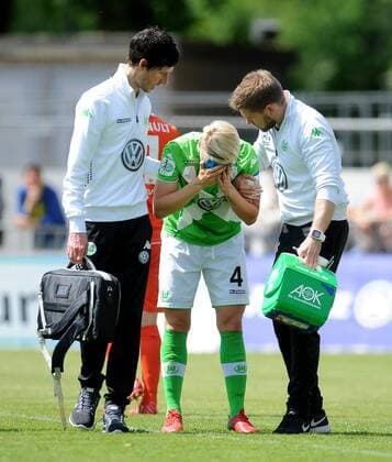 10.05.2015, xfux, Fussball 1.Bundesliga Damen, 1.FFC Frankfurt - VfL Wolfsburg, v.l. Marcel Schaefer (VfL Wolfsburg) verletzt