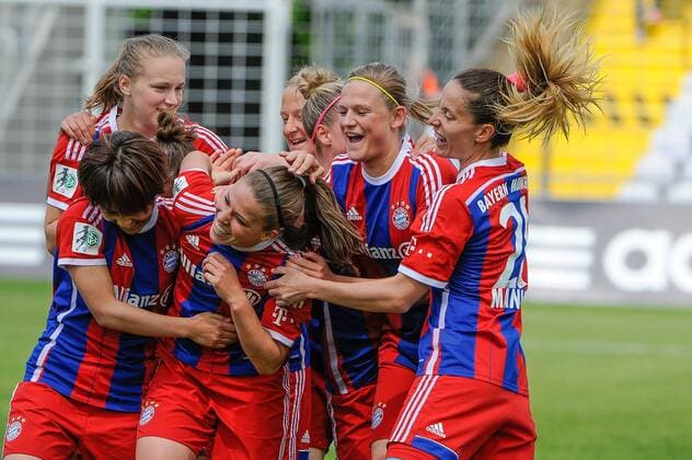 Die Mannschaft feiert die Torschuetzin Melanie Leupolz (FC Bayern Muenchen) 8 vorn FC Bayern Muenchen vs SGS Essen, Fussball, Frauen-Bundesliga, 10.05.2015, , EP_BSR