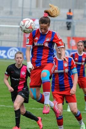 Kopfball von Raffaella Manieri (FC Bayern Muenchen) 21 FC Bayern Muenchen vs SGS Essen, Fussball, Frauen-Bundesliga, 10.05.2015, , EP_BSR