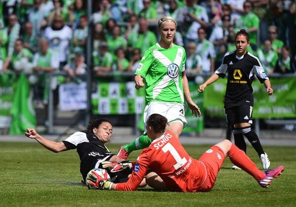 10.05.2015, xjhx, Fussball 1.Bundesliga Damen, 1.FFC Frankfurt - VfL Wolfsburg, v.l. Celia Sasic (1.FFC Frankfurt), Almuth Schult (VfL Wolfsburg), Nilla Fischer (VfL Wolfsburg)