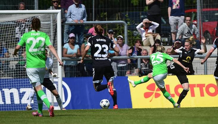 10.05.2015, xjhx, Fussball 1.Bundesliga Damen, 1.FFC Frankfurt - VfL Wolfsburg, v.l. Desire Schumann (1.FFC Frankfurt), Martina Mueller (VfL Wolfsburg) Goal scored, Tor zum 1:1
