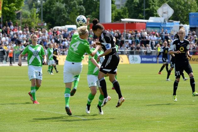 22.04.2015 Deutschland, Frankfurt, Fussball, Bundesliga Saison 2014 2015, Allianz-Frauen-Bundesliga 1. FFC Frankfurt gegen VfL Wolfsburg Aktion Nilla Fischer (Wmaroszanolfsburg) gegen Dzsenifer Marozsan (FFc Frankfurt)
