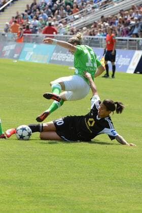 22.04.2015 Deutschland, Frankfurt, Fussball, Bundesliga Saison 2014 2015, Allianz-Frauen-Bundesliga 1. FFC Frankfurt gegen VfL Wolfsburg Aktion Nilla Fischer (Wmaroszanolfsburg) gegen Dzsenifer Marozsan (FFc Frankfurt)