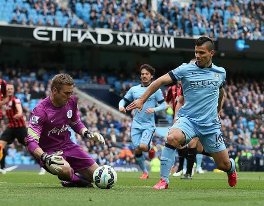 Aktuell Fußball, England, Manchester City - Queens Park Rangers Robert Green of QPR makes a save from Sergio Aguero of Manchester City - Barclays Premier League - Manchester City vs QPR - Etihad Stadium - Manchester - England - 10th May 2015 - Picture Simon Bellis Sportimage EDITORIAL USE ONLY. No use with unauthorised audio, video, data, fixture lists, club league logos or live services. Online in-match use limited to 120 images, no video emulation. No use in betting, games or single club league player publications.
