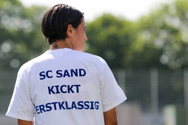 Noemie Freckhaus (SC Sand), SC Sand kickt erstklassig, T-Shirt, Symbolfoto, Symbolbild, Fussball, Allianz Frauen-Bundesliga, Bayer 04 Leverkusen - SC Sand, xozx