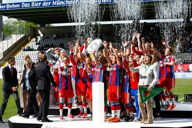 GER, Allianz-FFBL, Muenchen, FC Bayern Muenchen vs SGS Essen 10.05.2015, Gruenwalder Stadion, Muenchen,Allianz-FFBL, FC Bayern Muenchen vs. SGS Essen, im Bild bejubeln die Frauen des FC Bayern Muenchen den deutschen Meistetitel nphxRMG