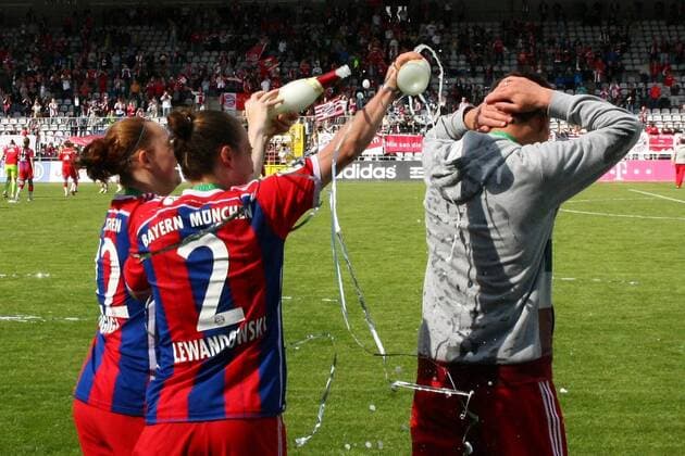 GER, Allianz-FFBL, Muenchen, FC Bayern Muenchen vs SGS Essen 10.05.2015, Gruenwalder Stadion, Muenchen,Allianz-FFBL, FC Bayern Muenchen vs. SGS Essen, im Bild verfolgen Jenny Gaugigl (Bayern 22) und Gina Lewandowski (Bayern 2) Trainer Thomas Woerle (Wörle) (Trainer Bayern) fuer die Sektdusche nphxRMG