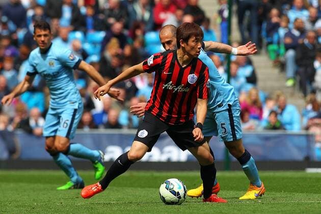 Aktuell FuÃŸball, England, Manchester City - Queens Park Rangers 10.05.2015. Manchester, England. Barclays Premier League. Manchester City versus Queens Park Rangers. Yoon Suk-Young of QPR shields the ball from Zabaleta xPaulxKeevilx  ActionPlus11619790